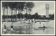 17713 Gezicht op het natuurzwembad Woestduin te Doorn, met op de achtergrond de watertoren.